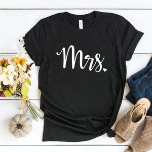 Mrs Graphic tee newlywed honeymoon T-shirt NEW